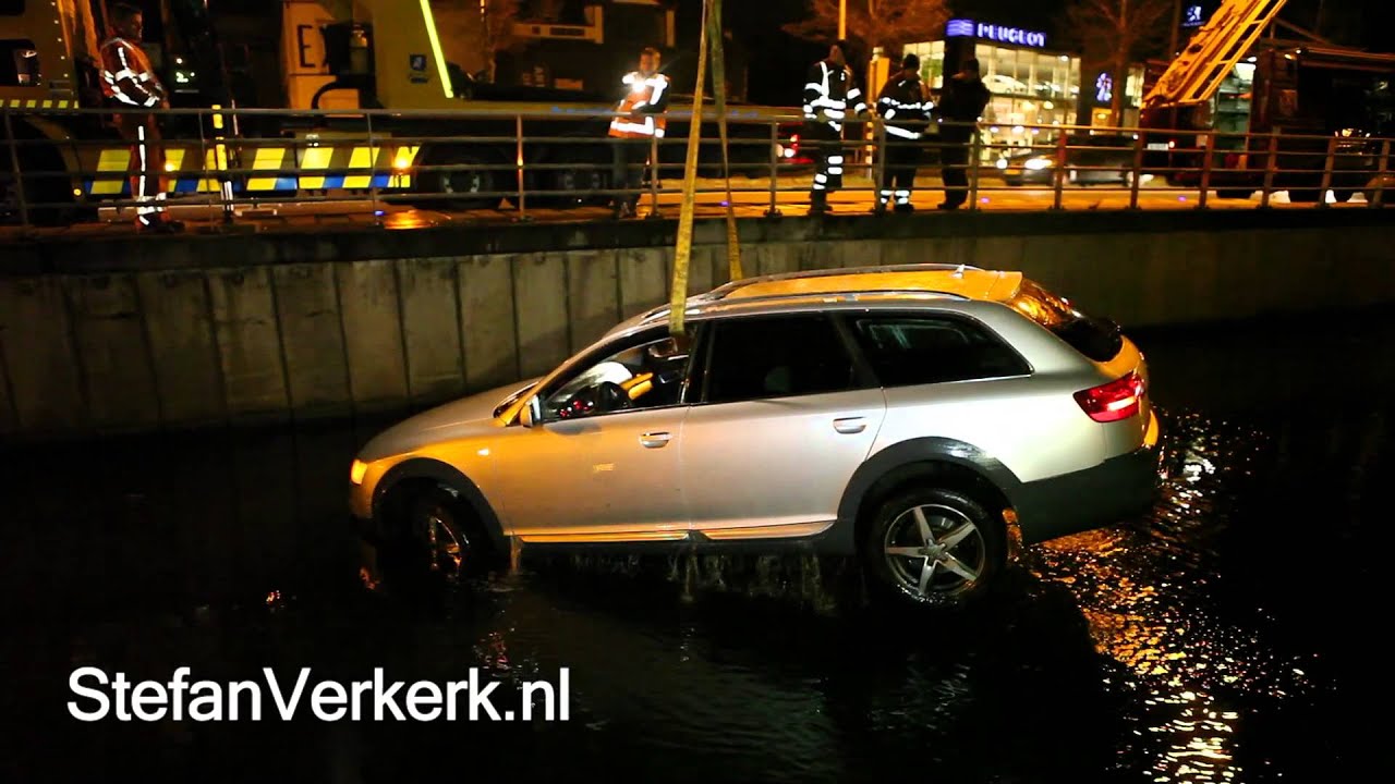 Auto te water Veerallee Zwolle - &copy;StefanVerkerk.nl