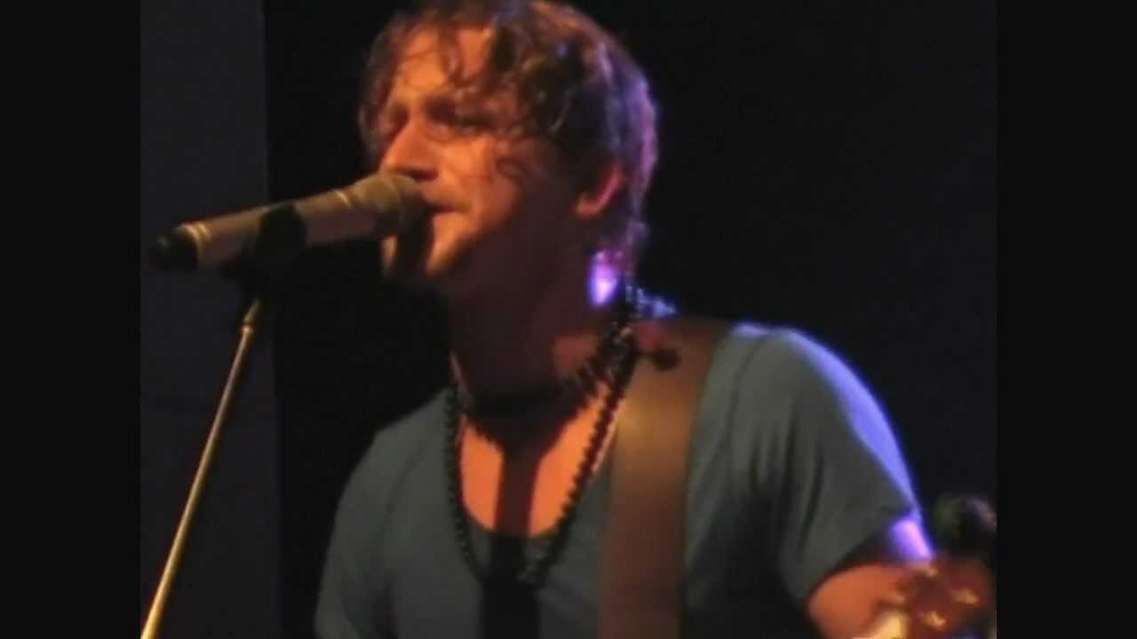Tomáš Klus - Chybíš mi (s basovou kytarou) - Brno - 8.11.2012