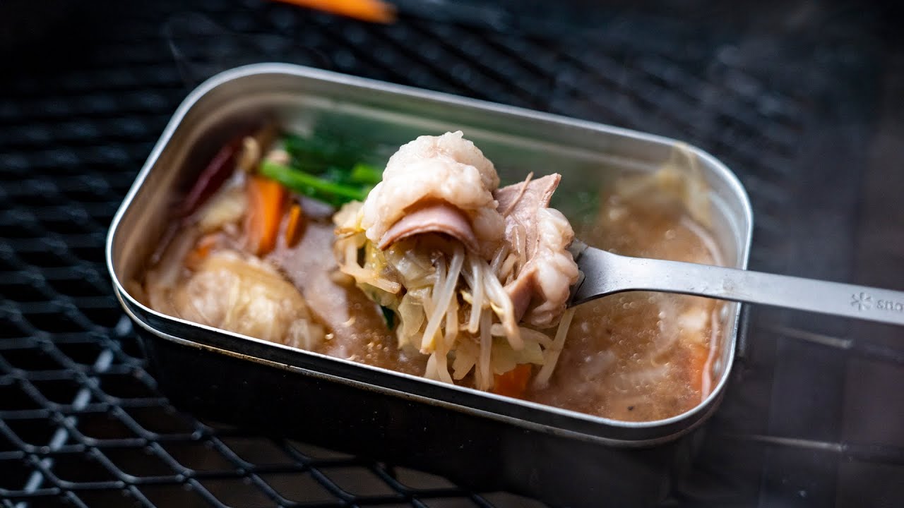 初の雨ソロキャンプ。モツ鍋が体を温める。 キャンプ飯 solo camping