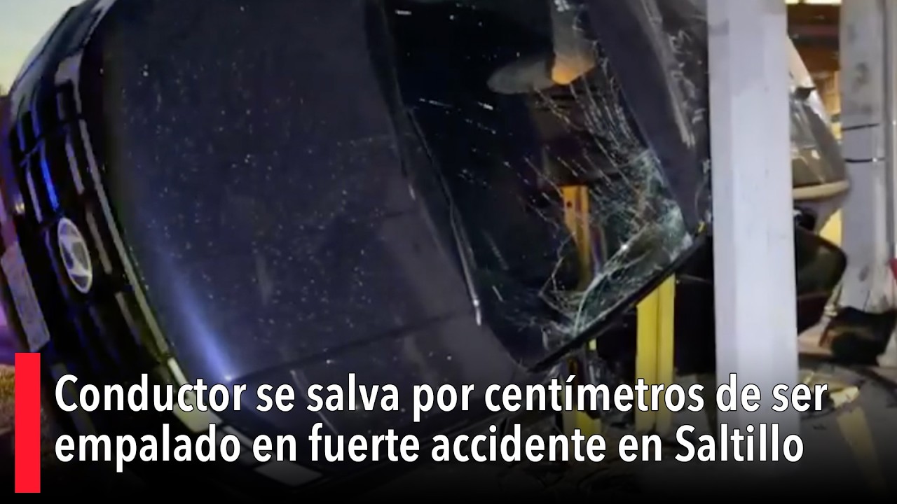 Se salva de milagro tras fuerte accidente en el Centro de Saltillo; barra metálica atravesó auto
