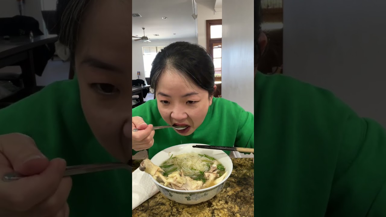 Em mời cả nhà ăn hủ tiếu gà cùng em linh nhe 