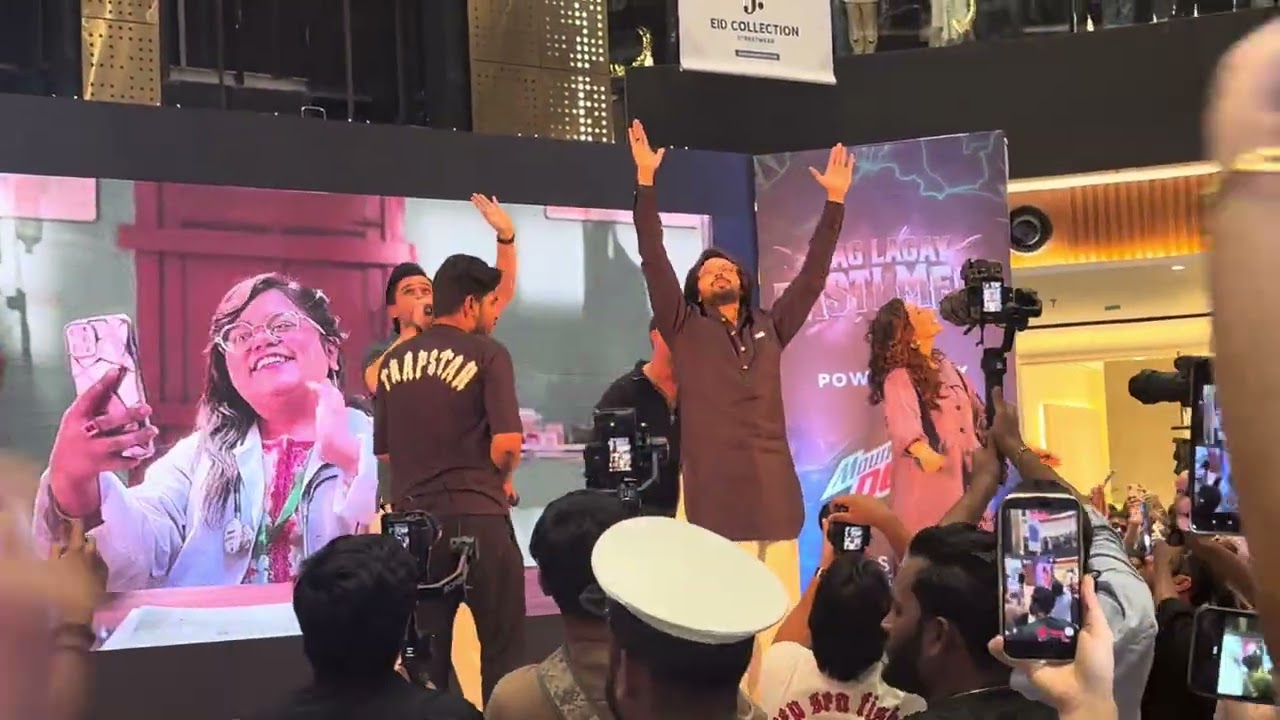 Aag lagey basti me cast at Jinnah icon mall 😍 #newmovie #mahirakhan #fahadmustafa #eidulfitr ❤️