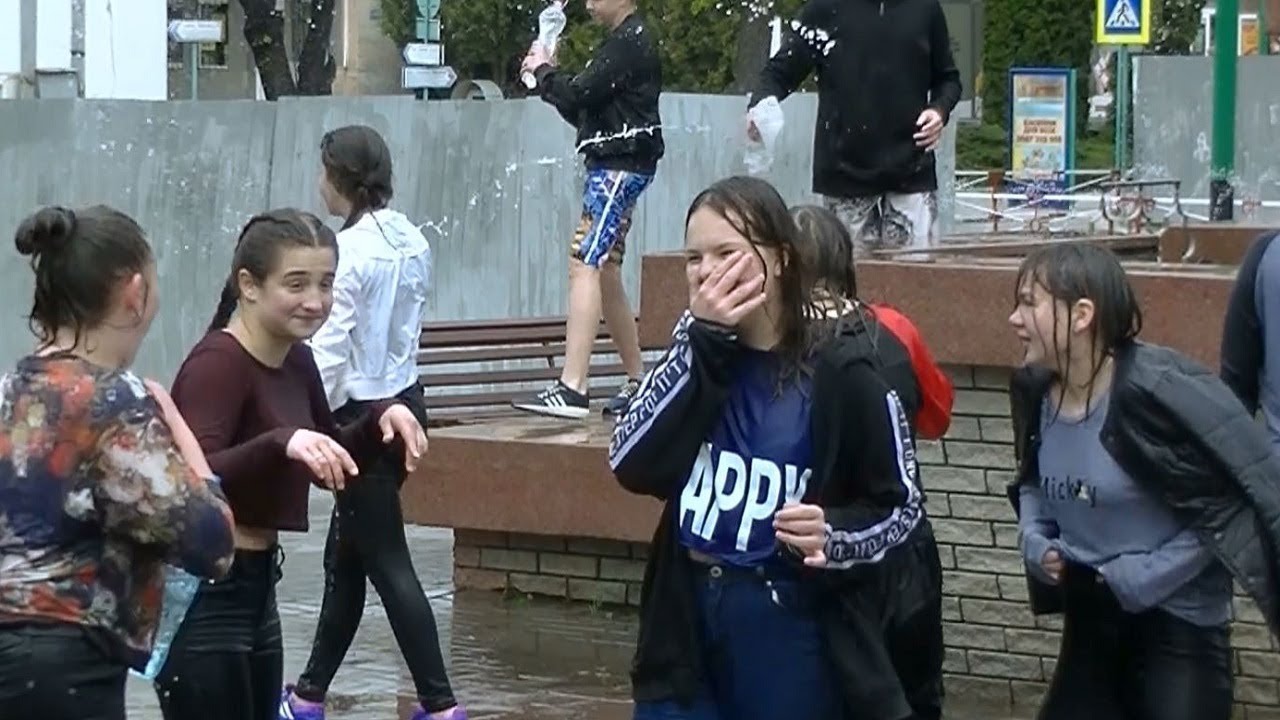 Поливаний понеділок. Як поливались на площі.  Надвірна 2019
