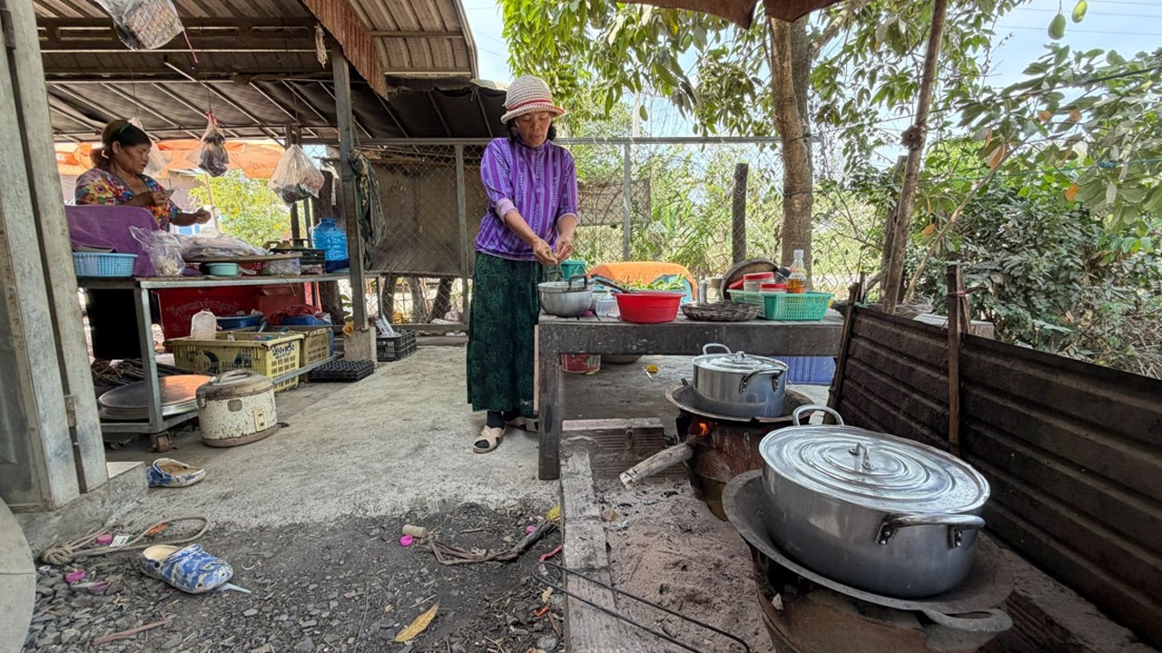 ម៉ែស្លរម្ជូរ រកត្រីតាមប្រលាយ នៅភូមិចក ក្រមល់