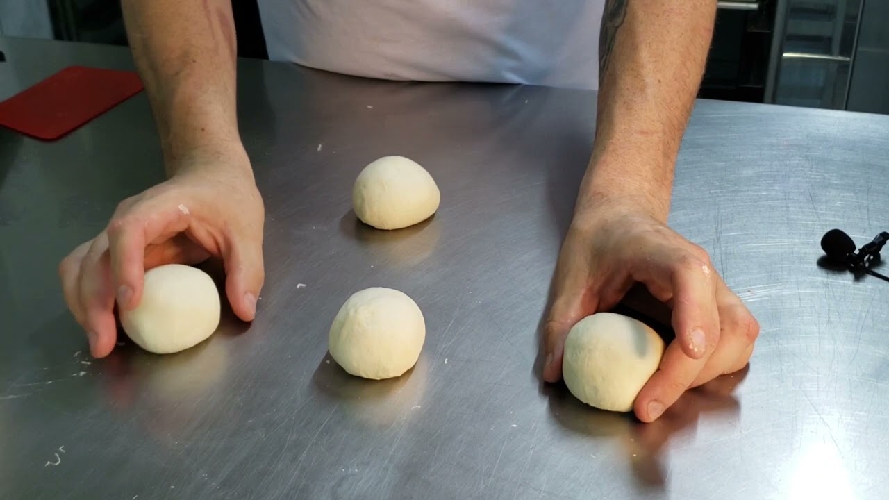 Aprenda a bolear de forma prática e rápida pães de hambúrguer.