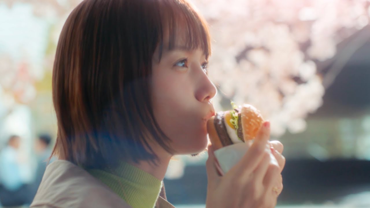 宮﨑あおい、今年も名曲「う、ふ、ふ、ふ、」に乗せ“てりたま”CM登場！年下男子を窓越しに翻弄！？　マクドナルド新CM「てりたま食べたら、春が来た」篇