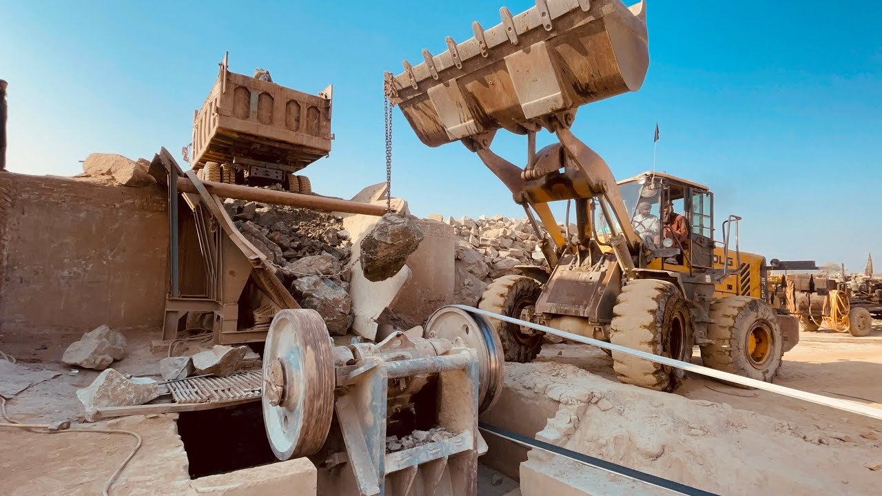 Massive Rock Causes Extreme Hopper Jam! Workers Risk Everything to Remove & Smash Giant Stones 💥