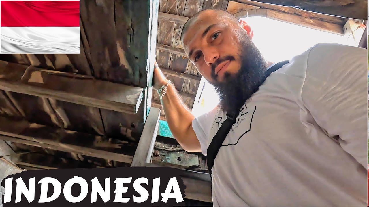 Inside Wooden Cargo Ship (Could End Up Badly) Jakarta, Indonesia 🇮🇩