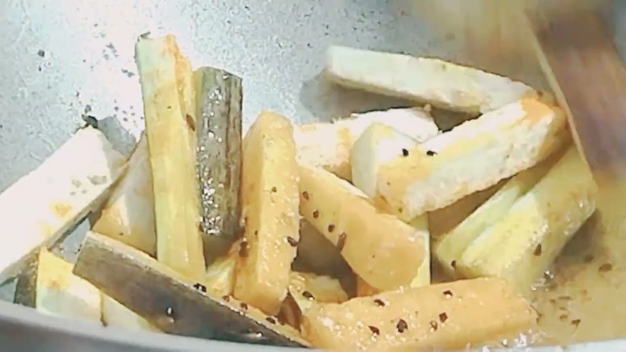 থানকুনি পাতা বাটা দিয়ে ফলি মাছের ঝোল।