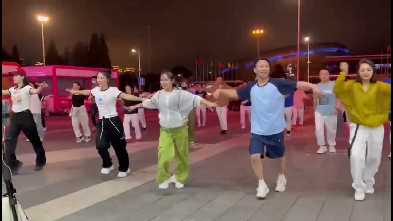 唱的是啥我不知道，我就知道是请你来恰恰，跳就行了！