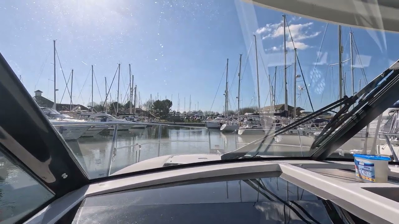 Entering Port Solent Marina, Yamaha Helm Master, Jeanneau Merry-Fisher 1095 #Joystick