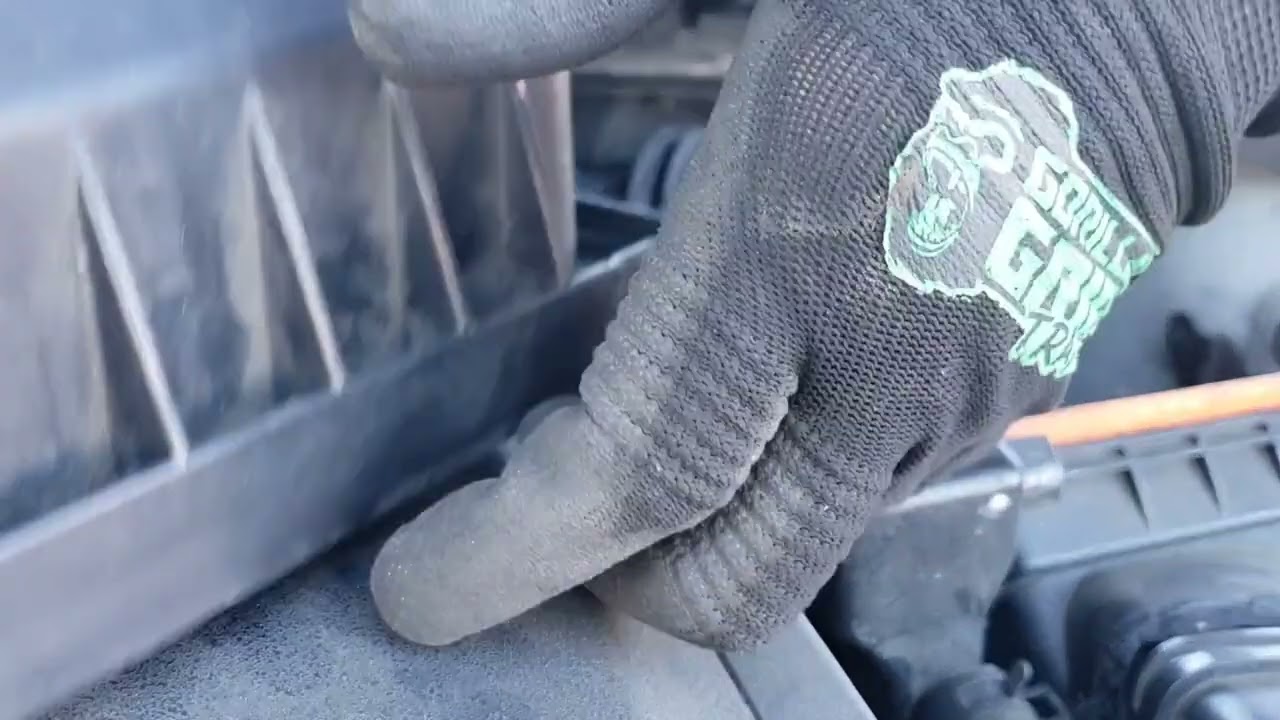 Como cambiar, la Manguera de admisión del filtro de aire un Nissan Maxima 2013