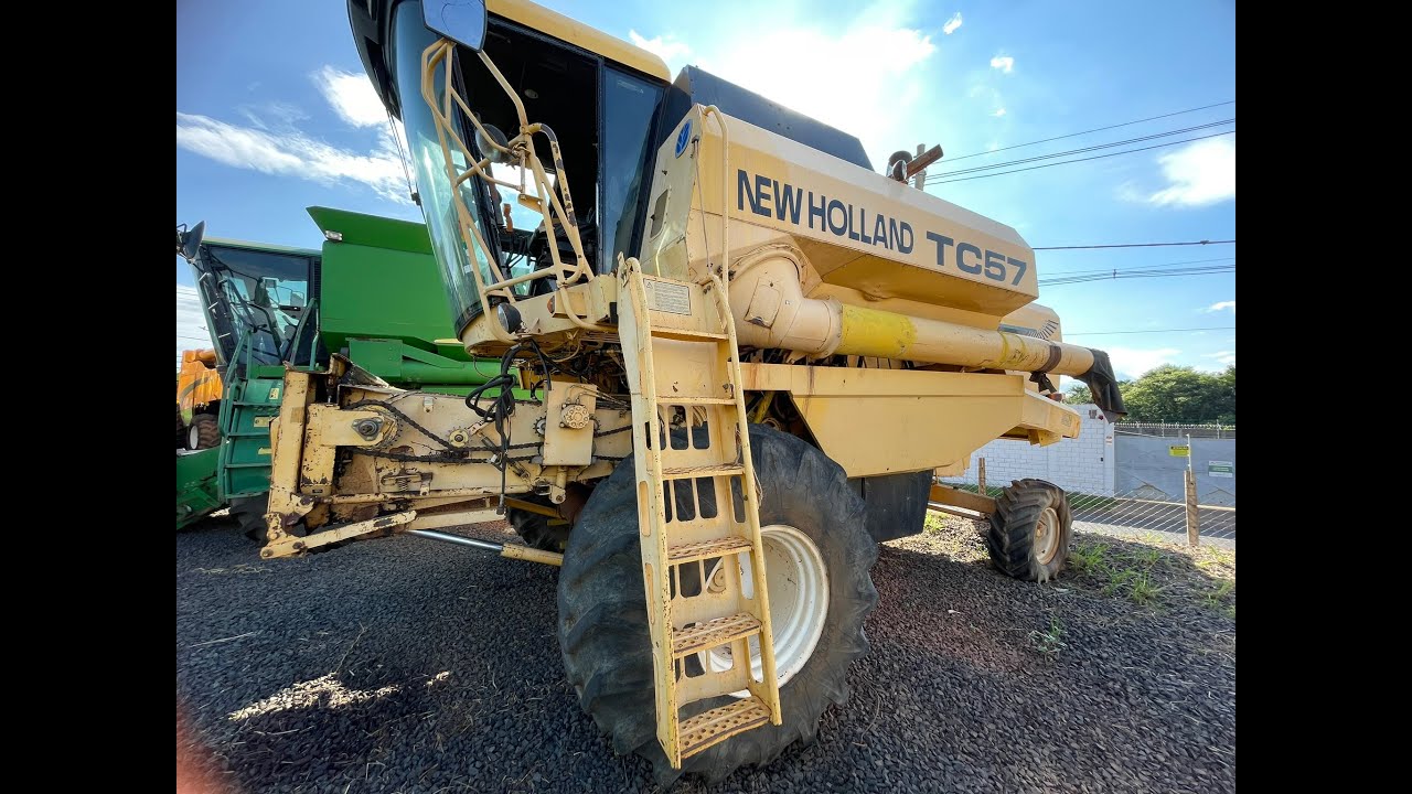 COLHEITADEIRA NEW HOLLAND TC57, ANO 2002.