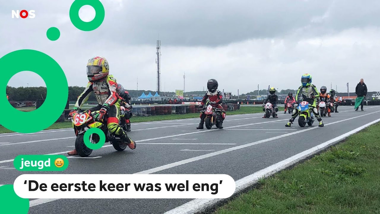 Kinderen crossen op het EK Mini Road Racing
