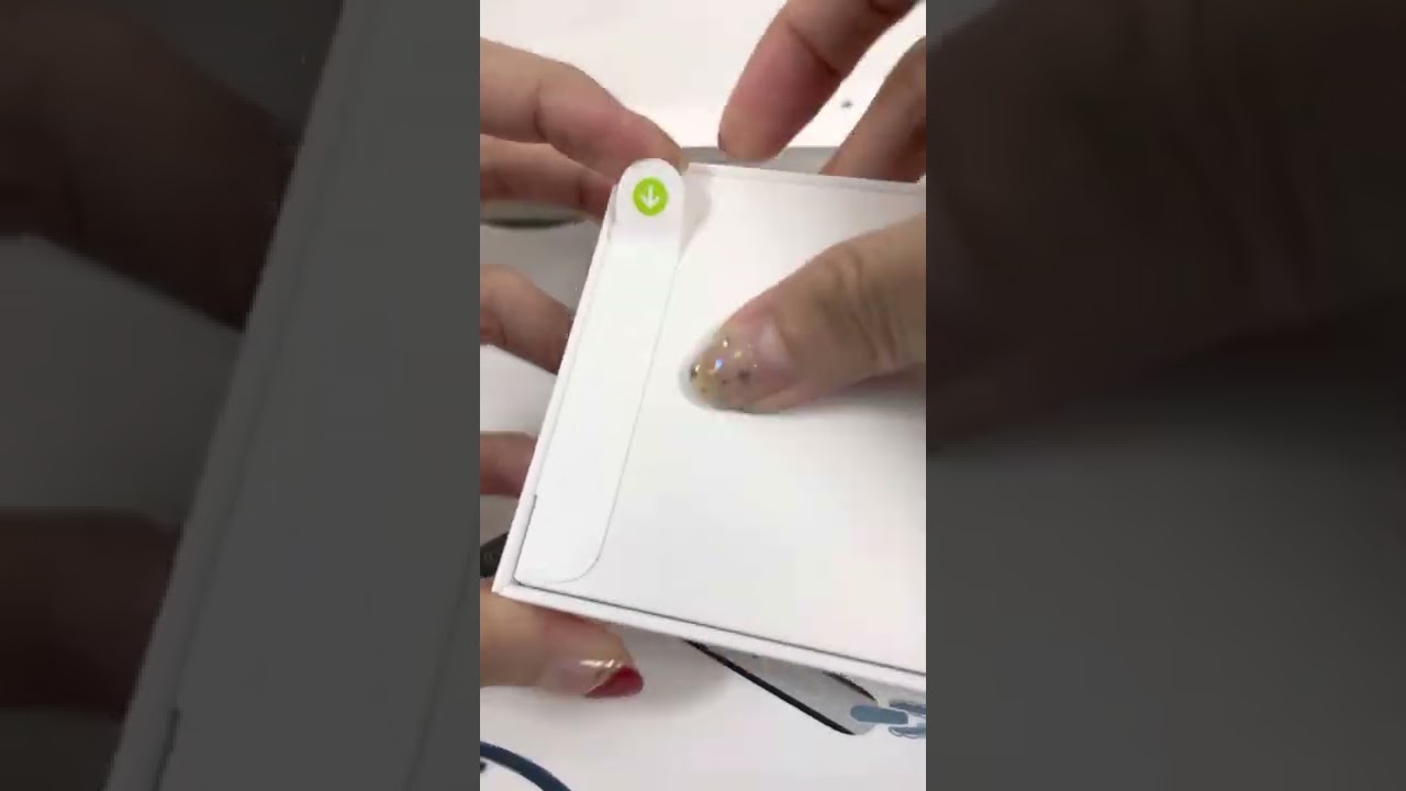 Apple Watch series 7 unboxing. 45mm starlight aluminium case. Solo loop band in English lavender.