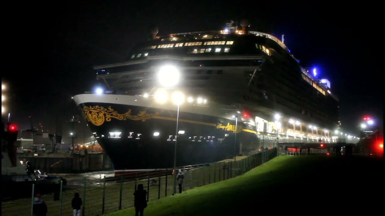 Disney Adventure verlässt denn Kaiserhafen und legt am Bremerhaven Cruise Port an