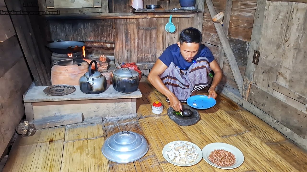 Sendirian Dikebun, Makan Menu Seadanya, Dimalam Hari