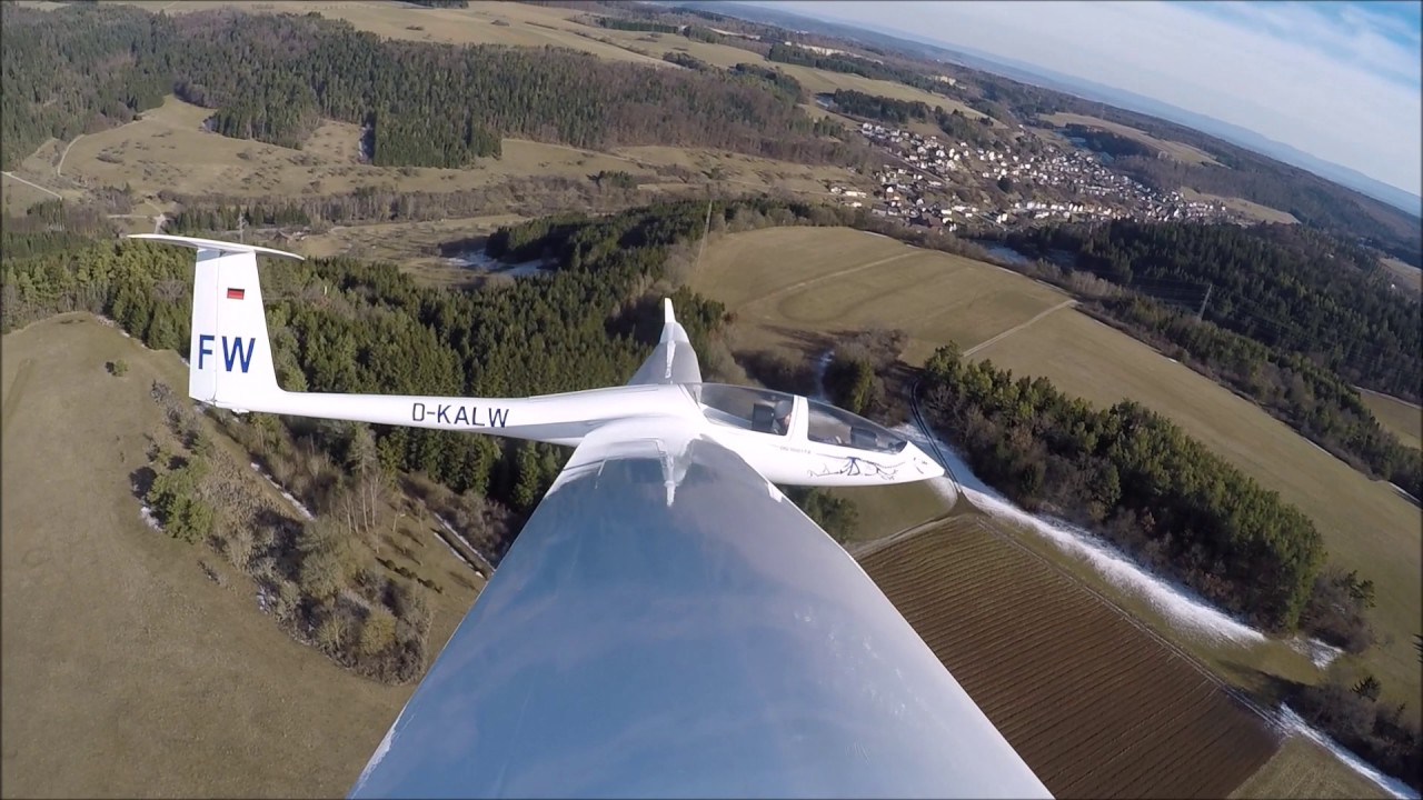 DG1000 mit Klapptriebwerk über dem Wächtersberg