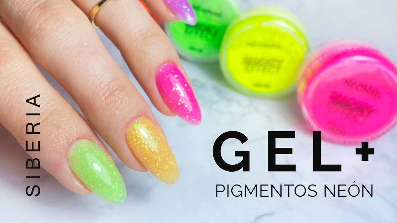Idea de manicura para el verano de 2023: gel de uñas NEON con polvo SMOKY EFFECT💚