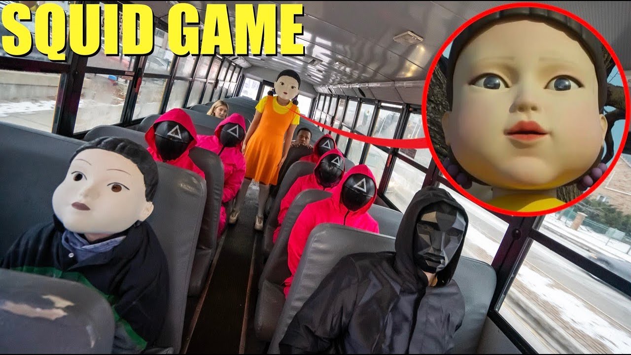 Я ТАЙНО ПРОНИК В АВТОБУС С КУКЛОЙ ИЗ “SQUID GAME” В РЕАЛЬНОЙ ЖИЗНИ! (МЫ БЫЛИ ЗАХВАЧЕНЫ!)