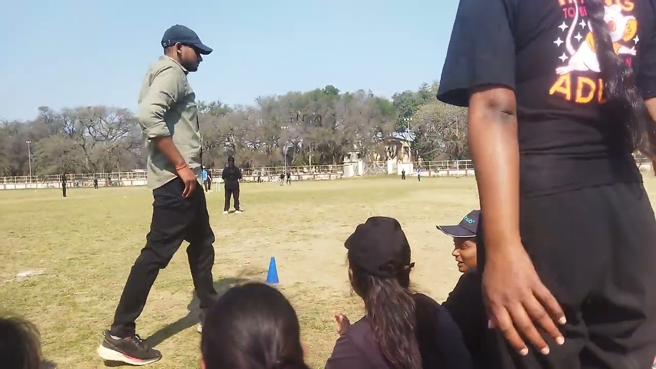 Banaras me girls hostel ka cricket match ❤❤❤