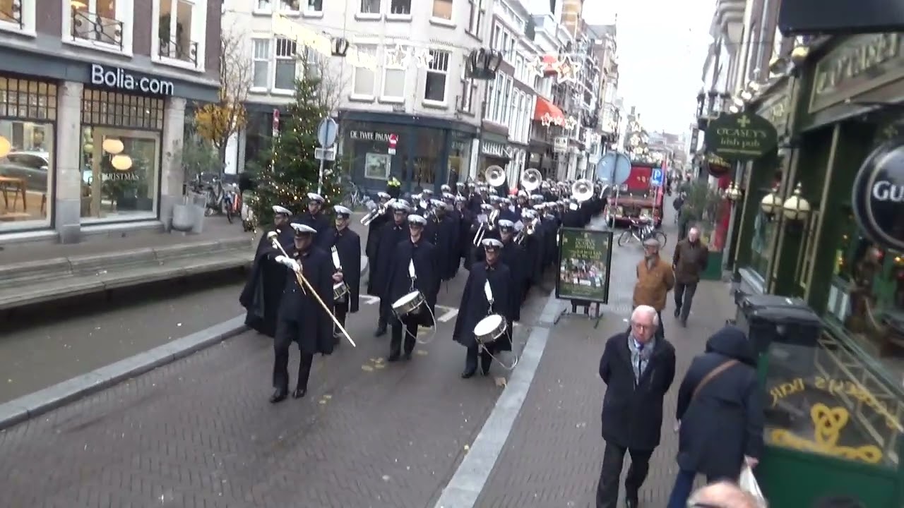 Marinierskapel marcheert terug naar Koninklijke stallen na Ceremonie Geloofsbrieven