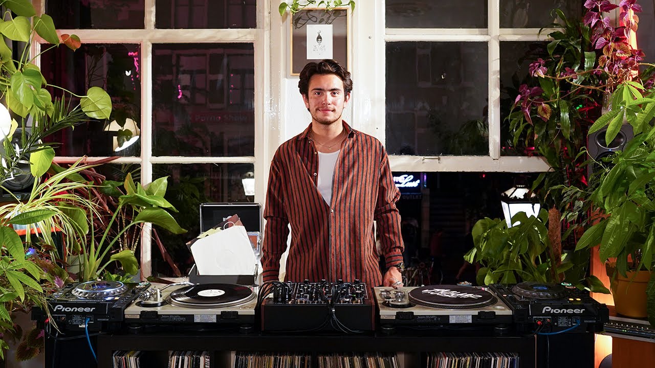 Only vinyl | House from the past decades with Lexus | 011