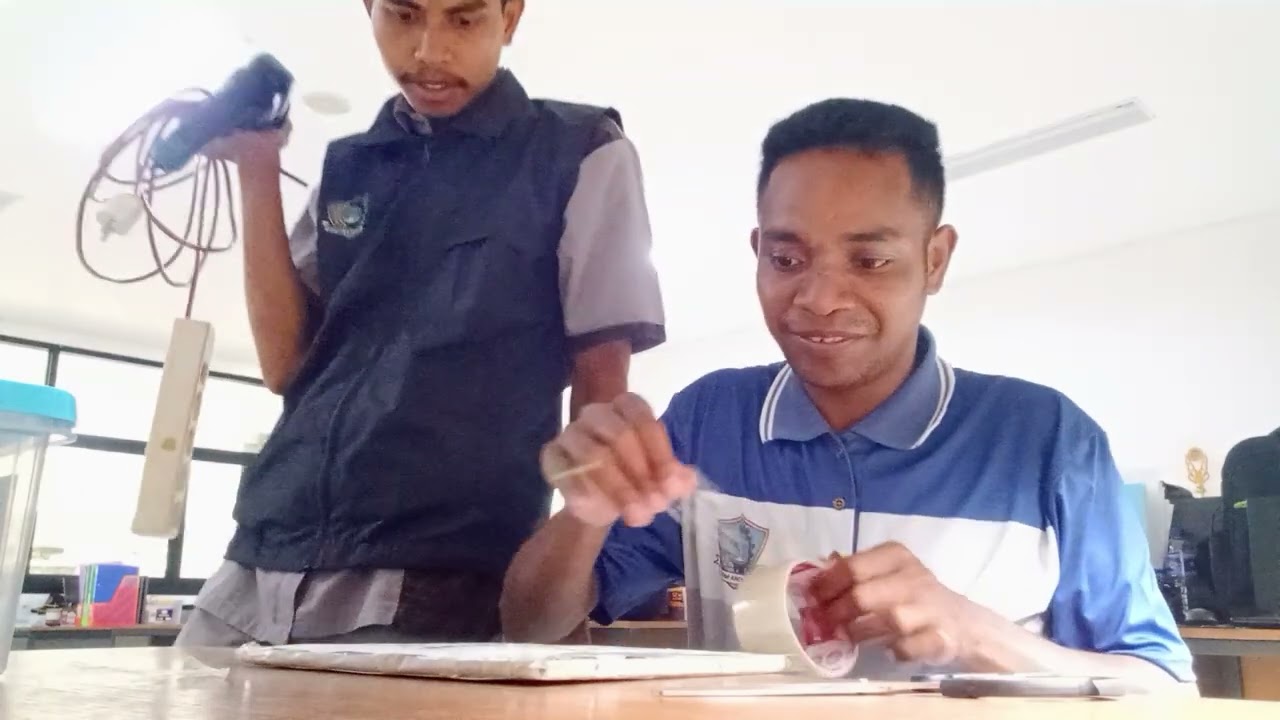 Tiba tiba ada yang muncul dari belakang 