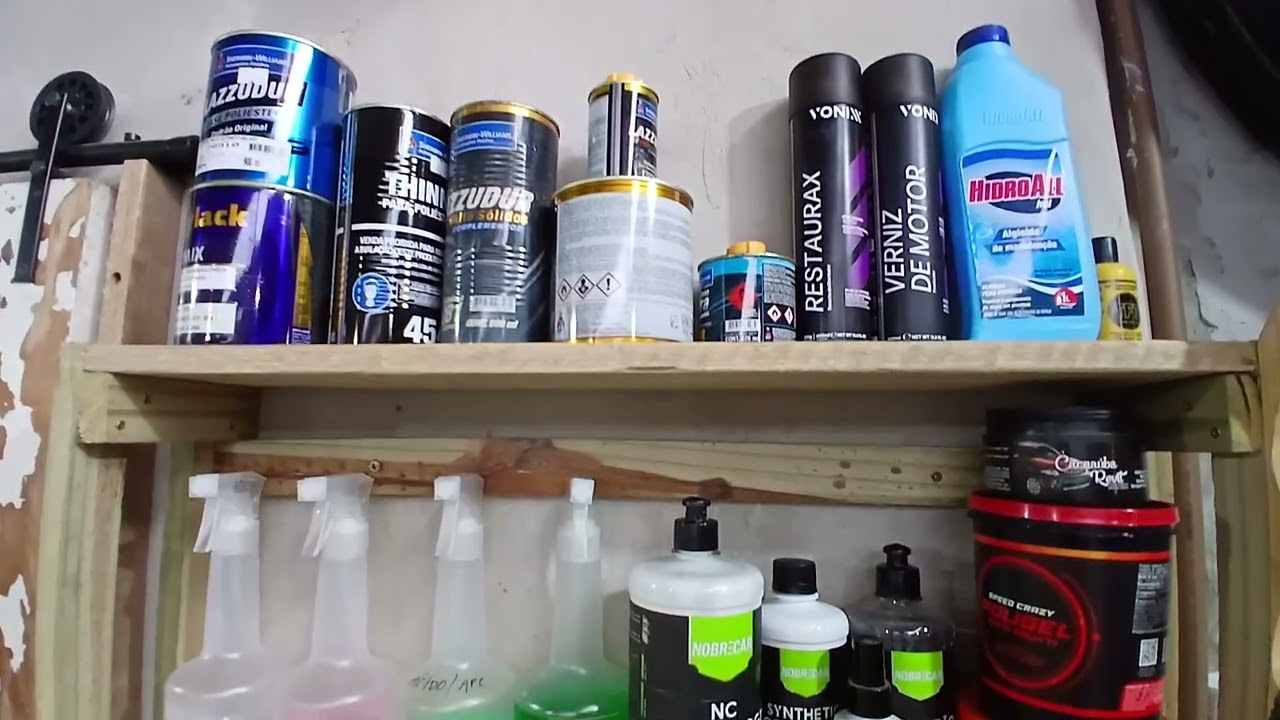 Lavação automotiva na garagem de casa