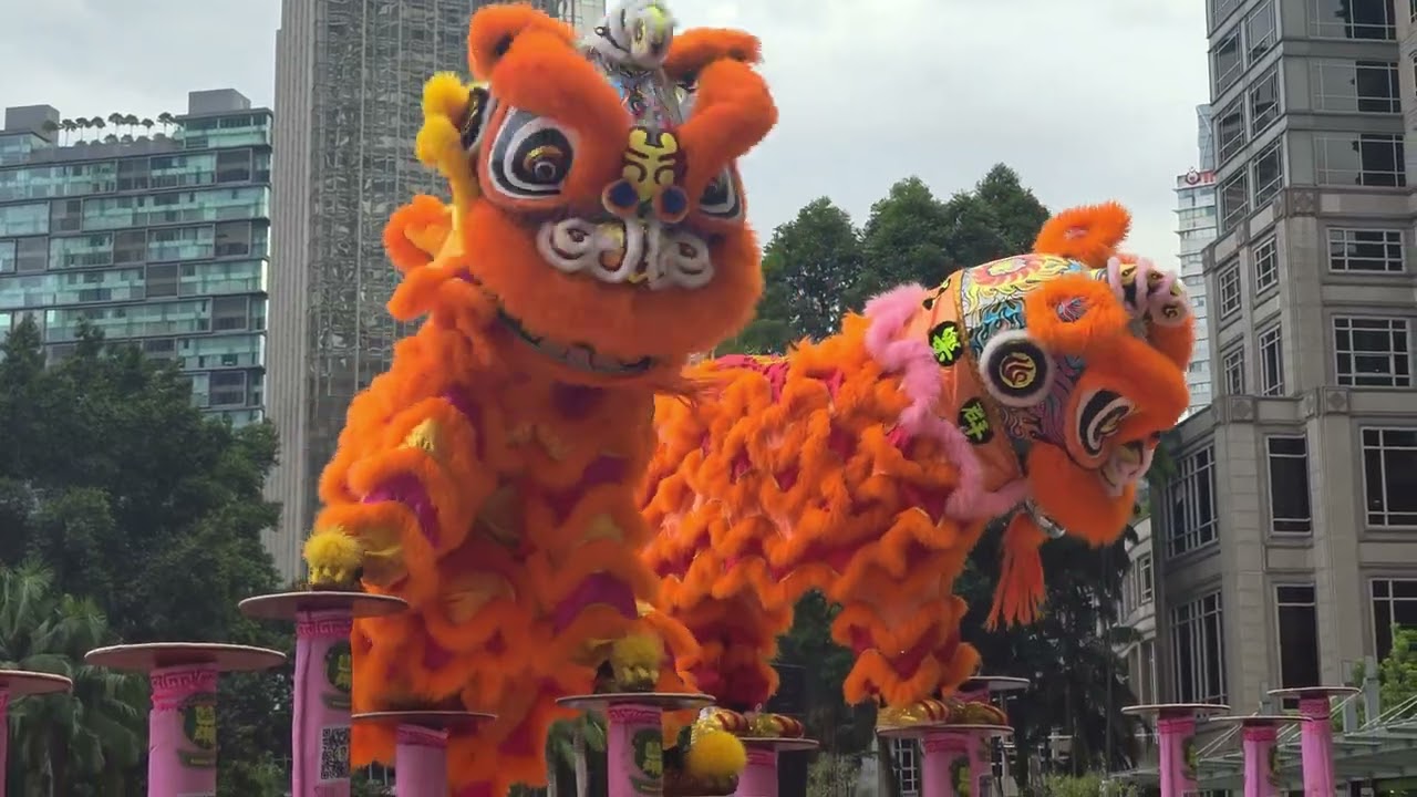 Acrobatic Lion Dance (múa lân 高桩舞獅) by Khuan Loke 群乐 @ Suria KLCC Kuala Lumpur CNY2026 20260124