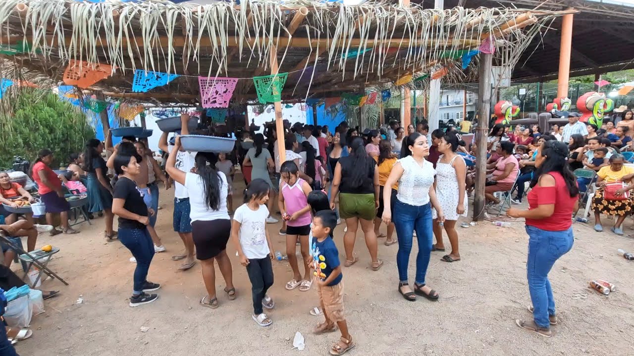 TIRADA DE FRUTAS, SANTA MARÍA PETATENGO 13 DE MAYO 2024 - PUEBLOS DE OAXACA