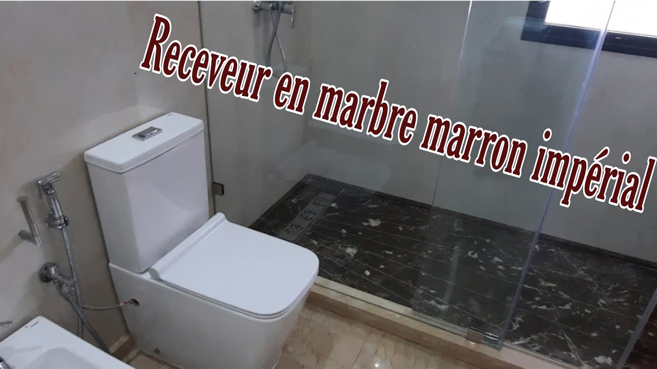 salle de bain avec vasque et receveur en marbre marron imp&eacute;rial