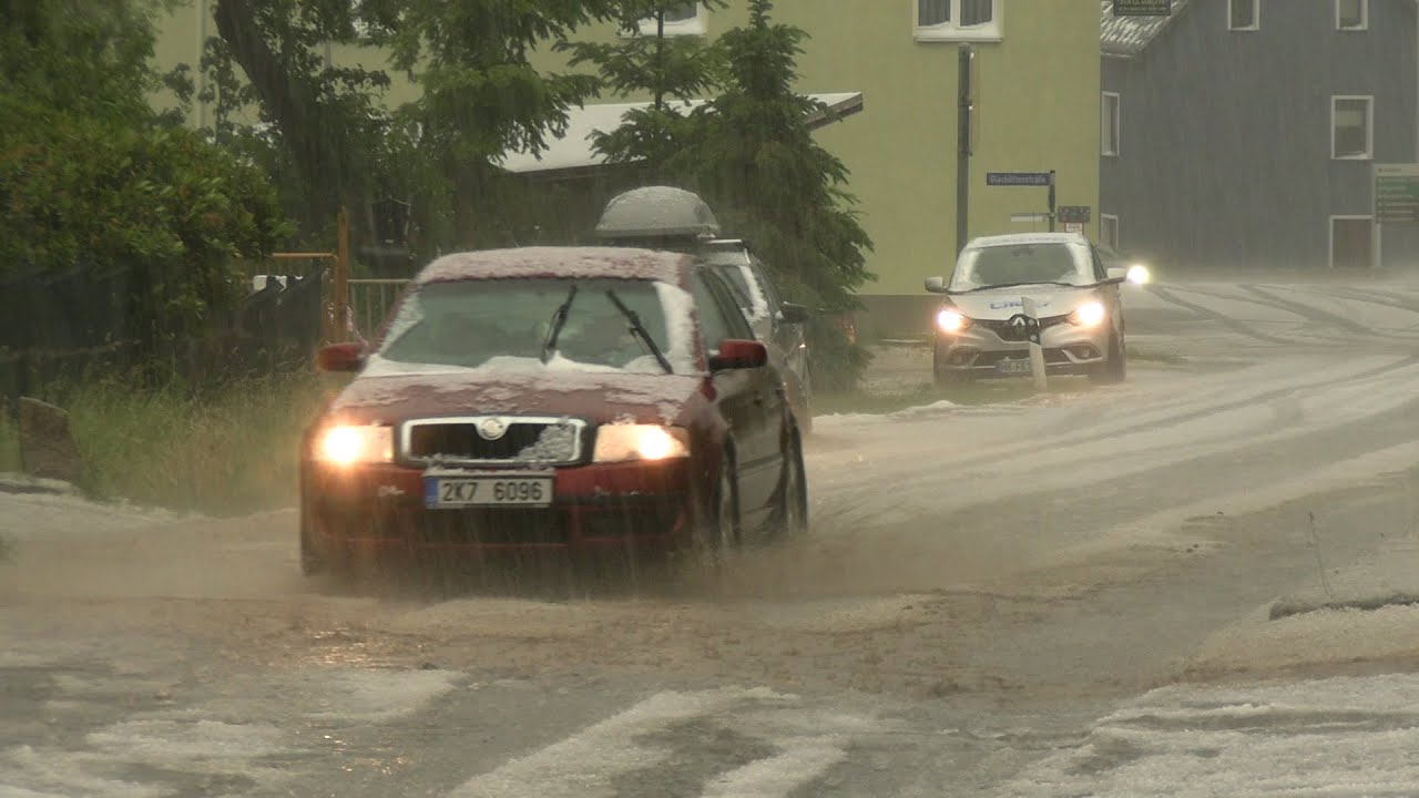 Hagelunwetter im Erzgebirge: Pl&ouml;tzlich war es schneewei&szlig; wie im Winter