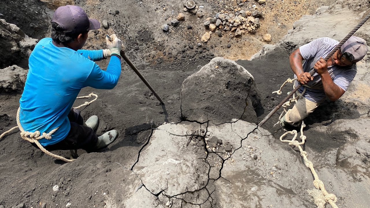 Process of dropping rocks from the top of a sand cliff‼️cliff excavation