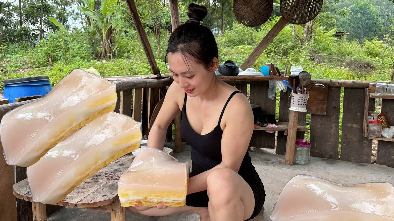 The Lonely Life of a Girl, She Went to the Mountain to Pick leaves to make jelly to Cool down.