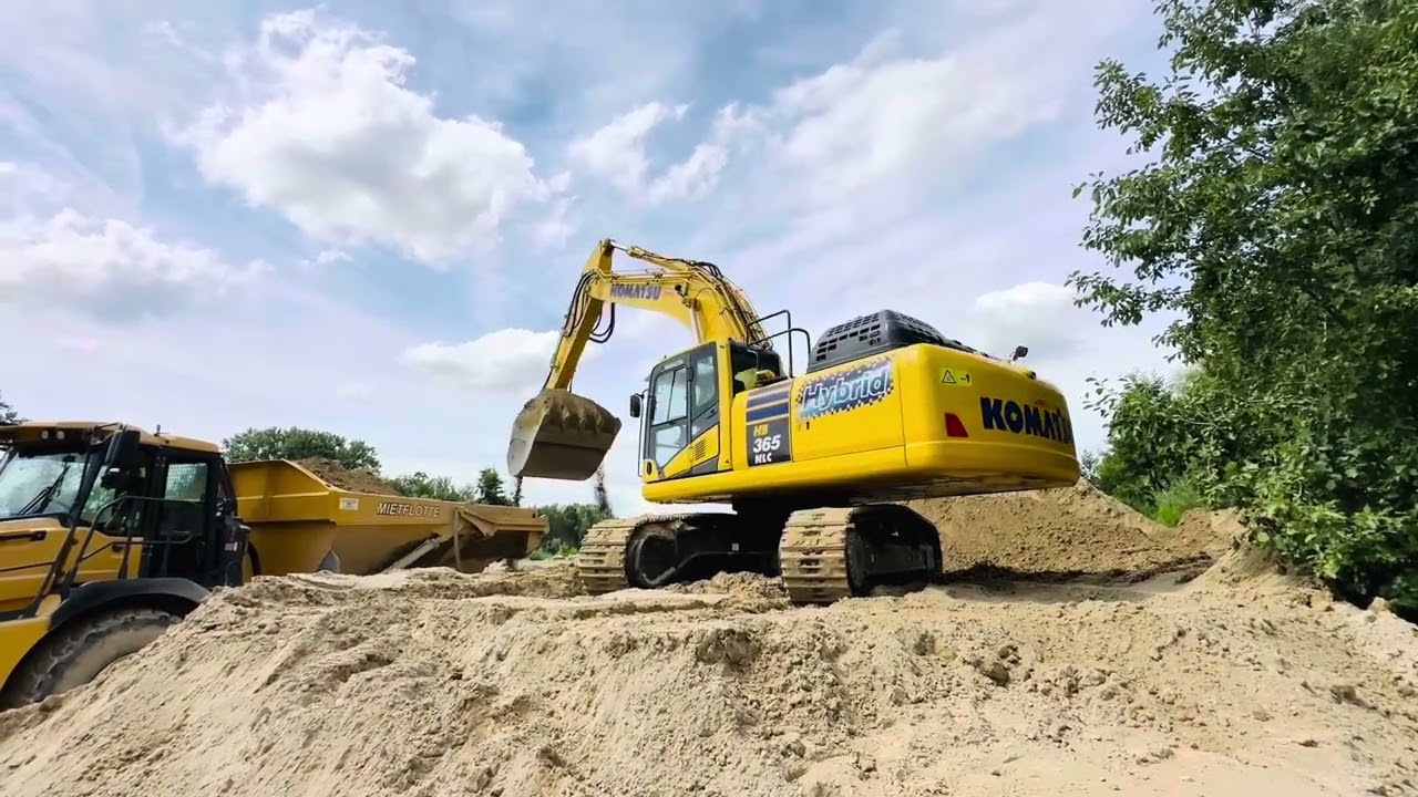 Komatsu HB 365 NLC-3 Hybrid at work