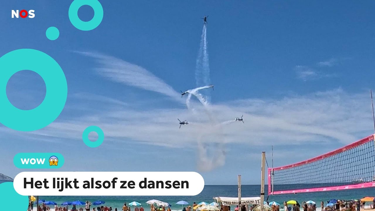 Helikopters doen stunts boven het strand