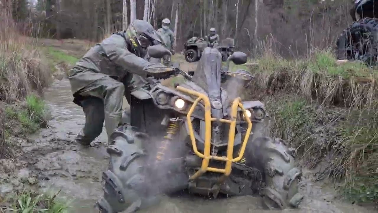 CAN AM Renegate Outlander  XMR  mudding