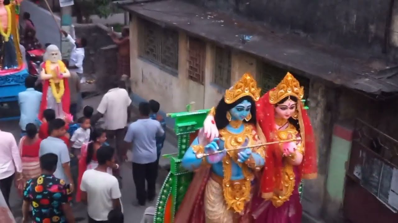 দোল পূর্ণিমা উপলক্ষে আমাদের এলাকায় রাধাকৃষ্ণের কীর্তনের মূর্তি নিয়ে যাওয়া হচ্ছে। বহু বছরের রীতি।