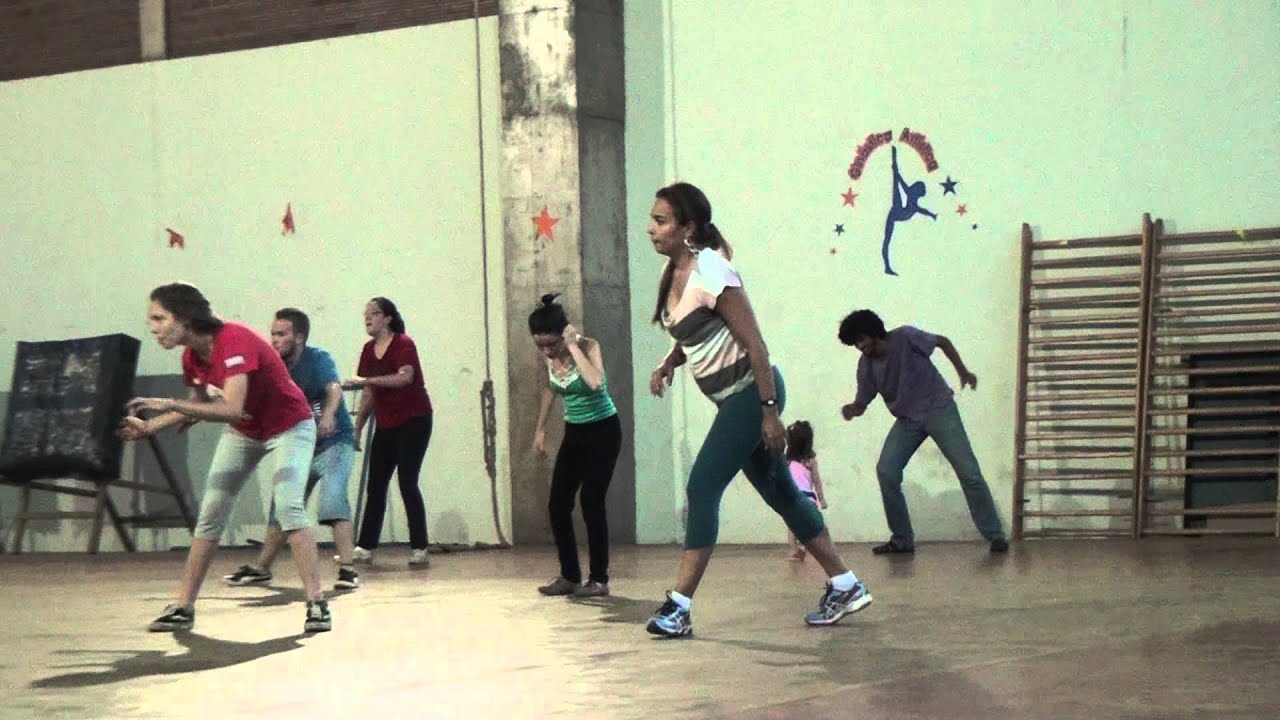 Treino Pt.3 Camuanga Escola, de Capoeira Angola. Arquivo, hist&oacute;ria e homenagem. UFMS, quadra, 2013.
