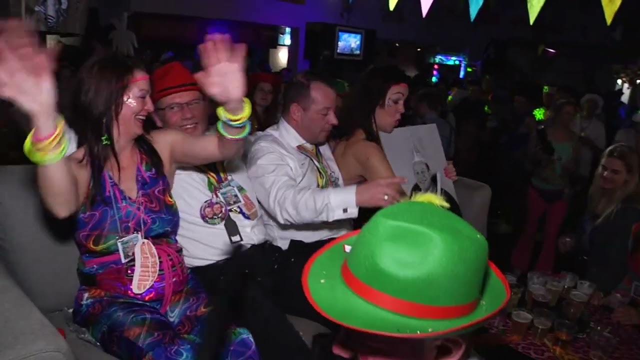 Prins ophangen bij carnavalsvereniging de Lappelekkurs in Hoogeloon