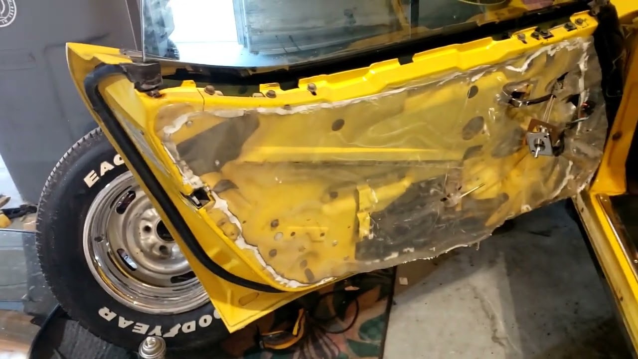 Демонтаж и установка уплотнителей дверей на Corvette C3 1980 года выпуска.