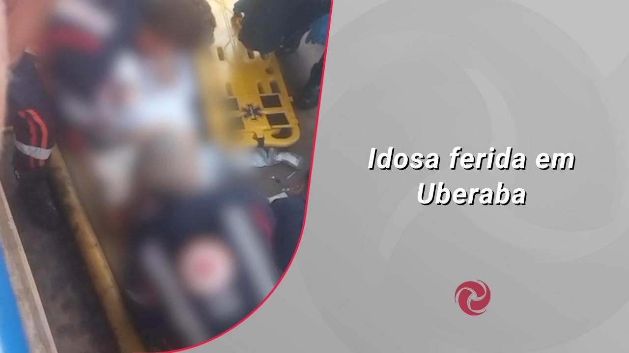 Idosa fica ferida após cair no vão entre ônibus e plataforma