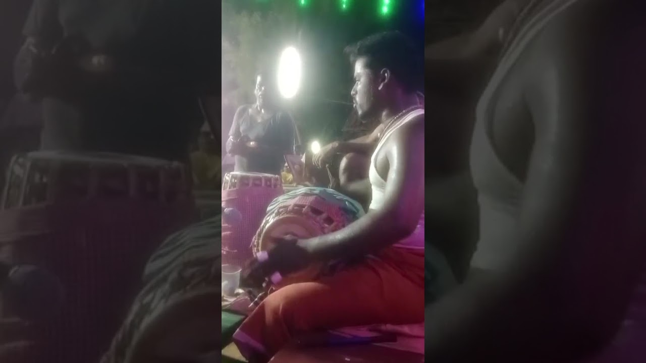 மத்தளம் அடித்துக்கொண்டு பாடும் மத்தள காரரின் திறமையை பாருங்கள்