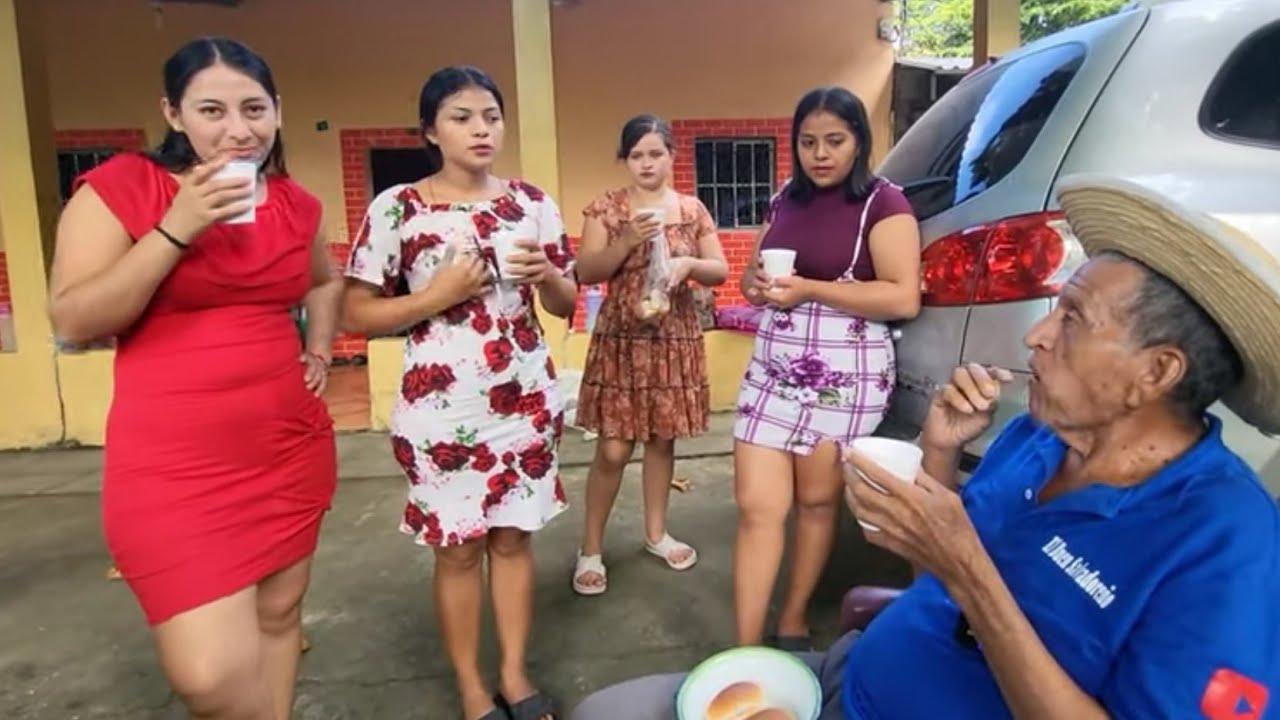 Disfrutando😋un rico☕️Cafecito🥖El Buen Salvadoreño