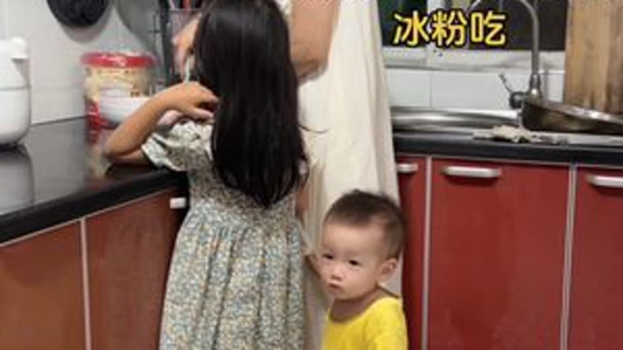 #全职妈妈日常 外地媳妇一拖三，这几天天气热给孩子们做火龙果冰粉吃。#日常vlog #记录真实生活