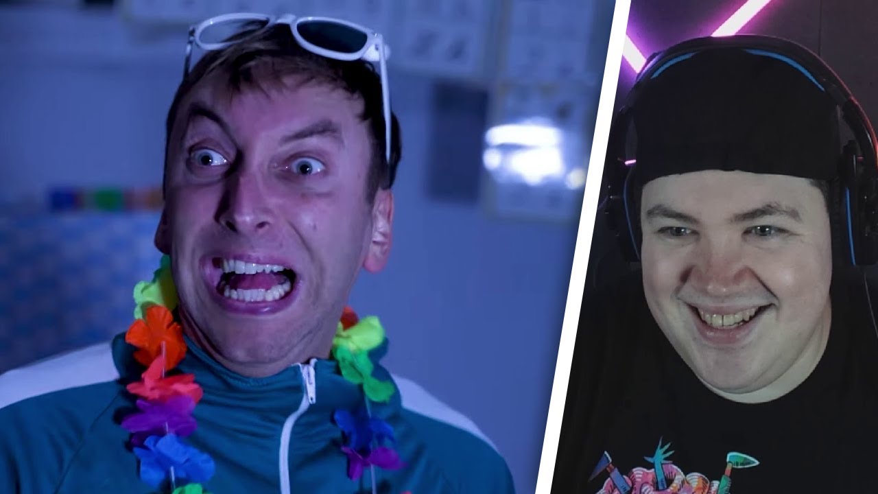 Sandra schleicht sich in der Halloween Nacht in die Grundschule | REAKTION