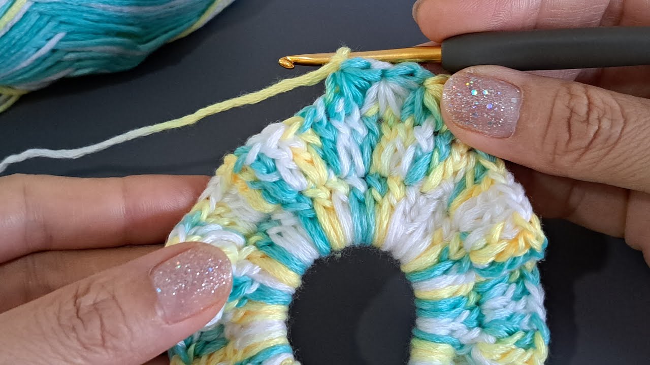 Pretty! Easy DIY crochet hair scrunchies. My girl love this gift🎁