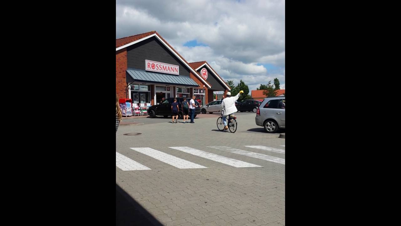 Der verrückte aus Breklum bei rewe auf dem parkplatz