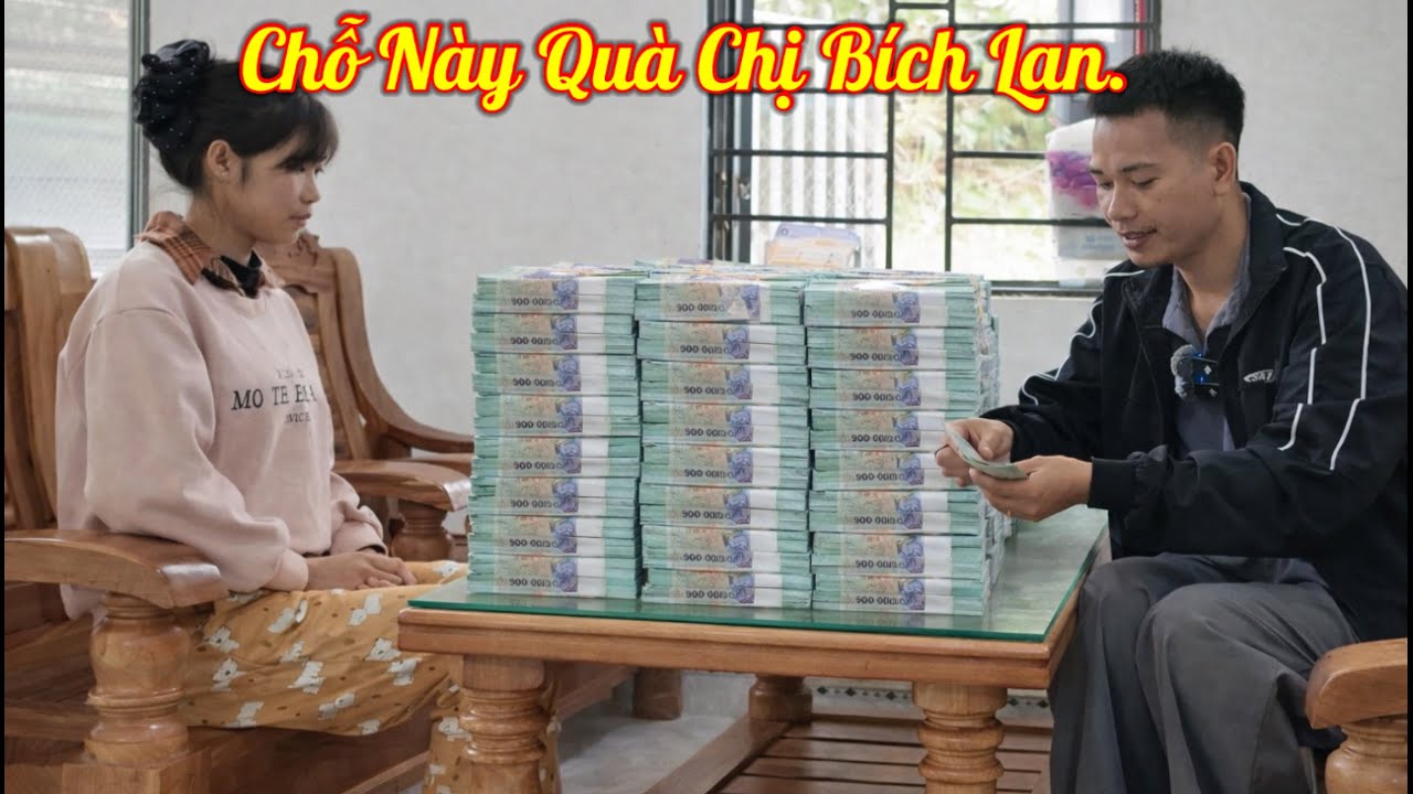 Em Ngọc Run Bần Bật Kh&ocirc;ng Biết Chuyện G&igrave; Sảy Ra Khi Trứng Kiến Phần Qu&agrave; Lớn Từ Chị B&iacute;ch Lan.